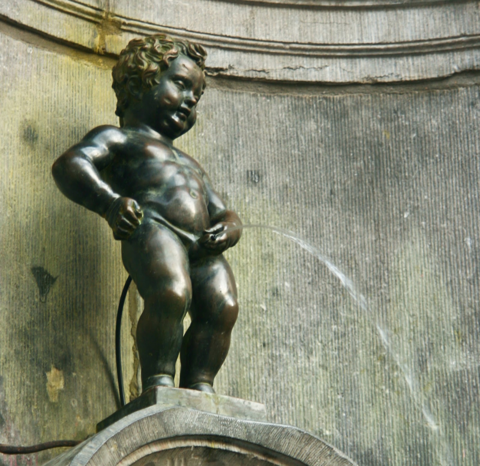 peeing-statue